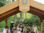Eine s&uuml;&szlig;e &Uuml;berraschung wartete auf die Kids bei der Er&ouml;ffnung ihres Naturerlebnisbereiches
