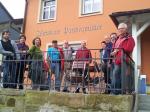 Die Wandergruppe vor dem Dorfgasthaus Parteym&uuml;ller