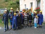Stolz pr&auml;sentieren die Goldsucher ihre Funde