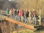 Wandergruppe am Steg &uuml;ber die Wilde Rodach