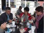 Bei Sonnenschein im Stra&szlig;encafe