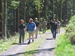 Wanderer zwischen L&ouml;hmarm&uuml;hle und Fels