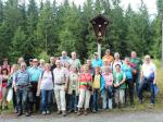 Gruppenfoto vor dem Fünf-Wunden-Kreuz am Höhenweg