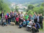Ein Gruppenfoto mit Blick &uuml;ber Wallenfels durfte nicht fehlen