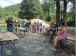 Die Obleute Jürgen Schlee und Michael Stöcker begrüßen insgesamt 24 Kinder beim Ferienprogramm am NaturErlebnis Leutnitztal