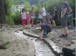 Gespannt warteten die Kids, ob ihr Flo&szlig; die Fahrt durch den Kanal schafft