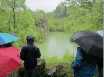 Malerisch liegt der See des Steinbruchs Horwagen im Tal