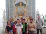 Gruppenfoto vor dem wundersch&ouml;nen Kanzelaltar