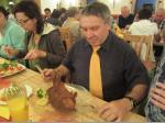 Unser Busfahrer Reginald und sein Karpfen - lecker!
