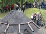 Der Kohlenmeiler wird angez&uuml;ndet