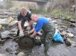 Michael F&ouml;rner und Christian Krump nutzten den niedrigen Wasserstand der Wilden Rodach zum S&auml;ubern des Flusslaufes