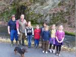 Naturschutzwart Alexander Schlee (2.v.l.) mit seinem Helfer Stefan M&auml;hringer und den zahlreichen Kindern.