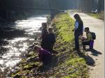 Vom Ufer der Wilden Rodach aus beobachteten die Kinder das Anbringen der Vogelh&auml;user.